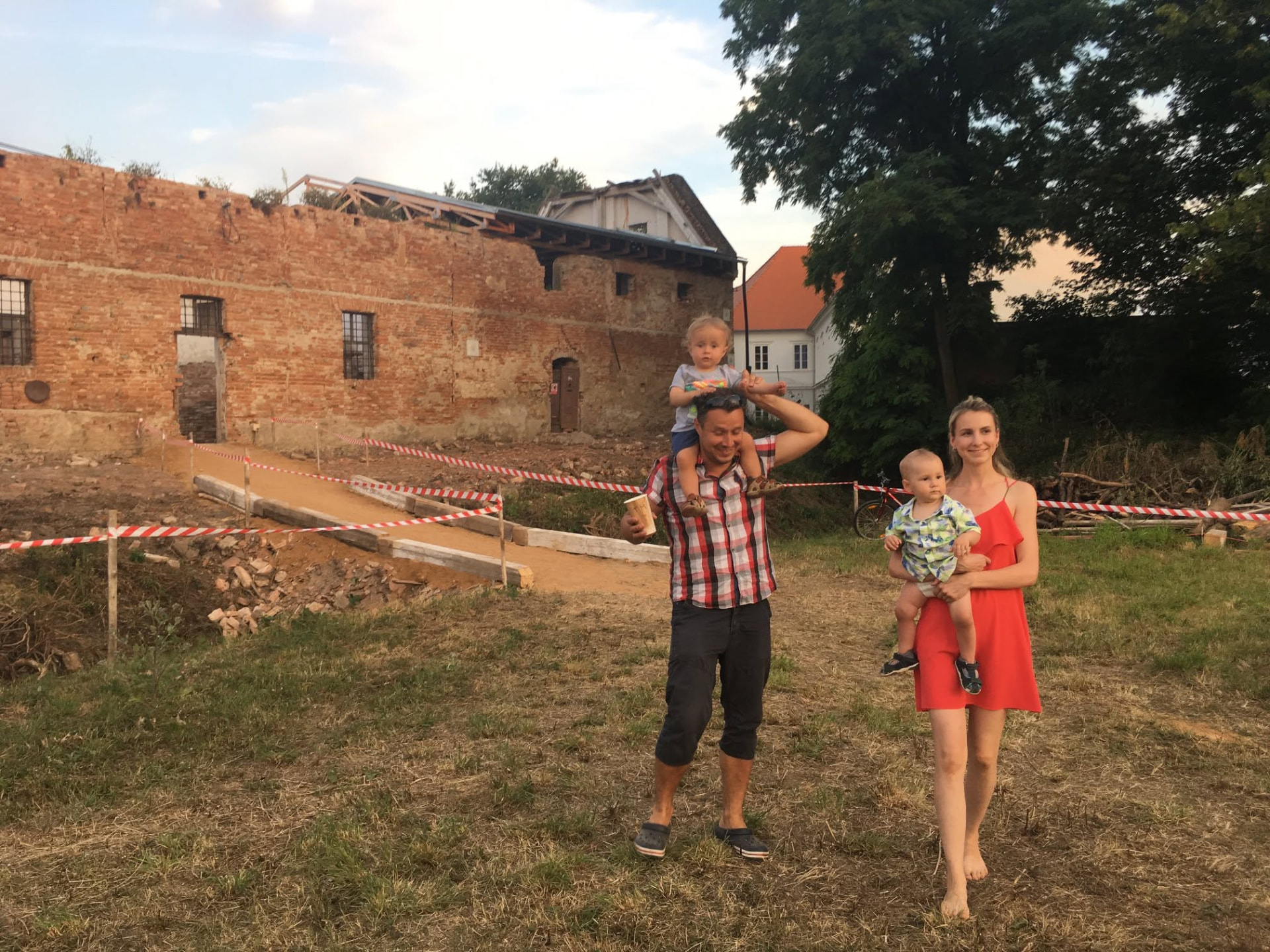 Rodiny na návštěvě komunitního projektu obnovy Velkoněmčického pivovaru