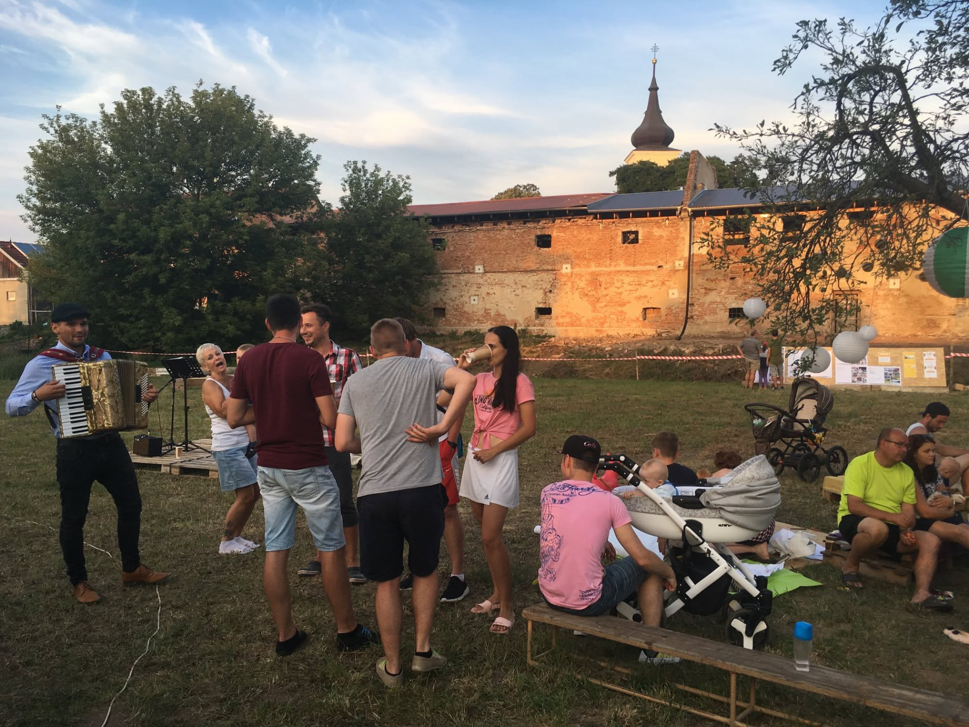 Obyvatelé při setkání u historického areálu ve Velkých Němčicích