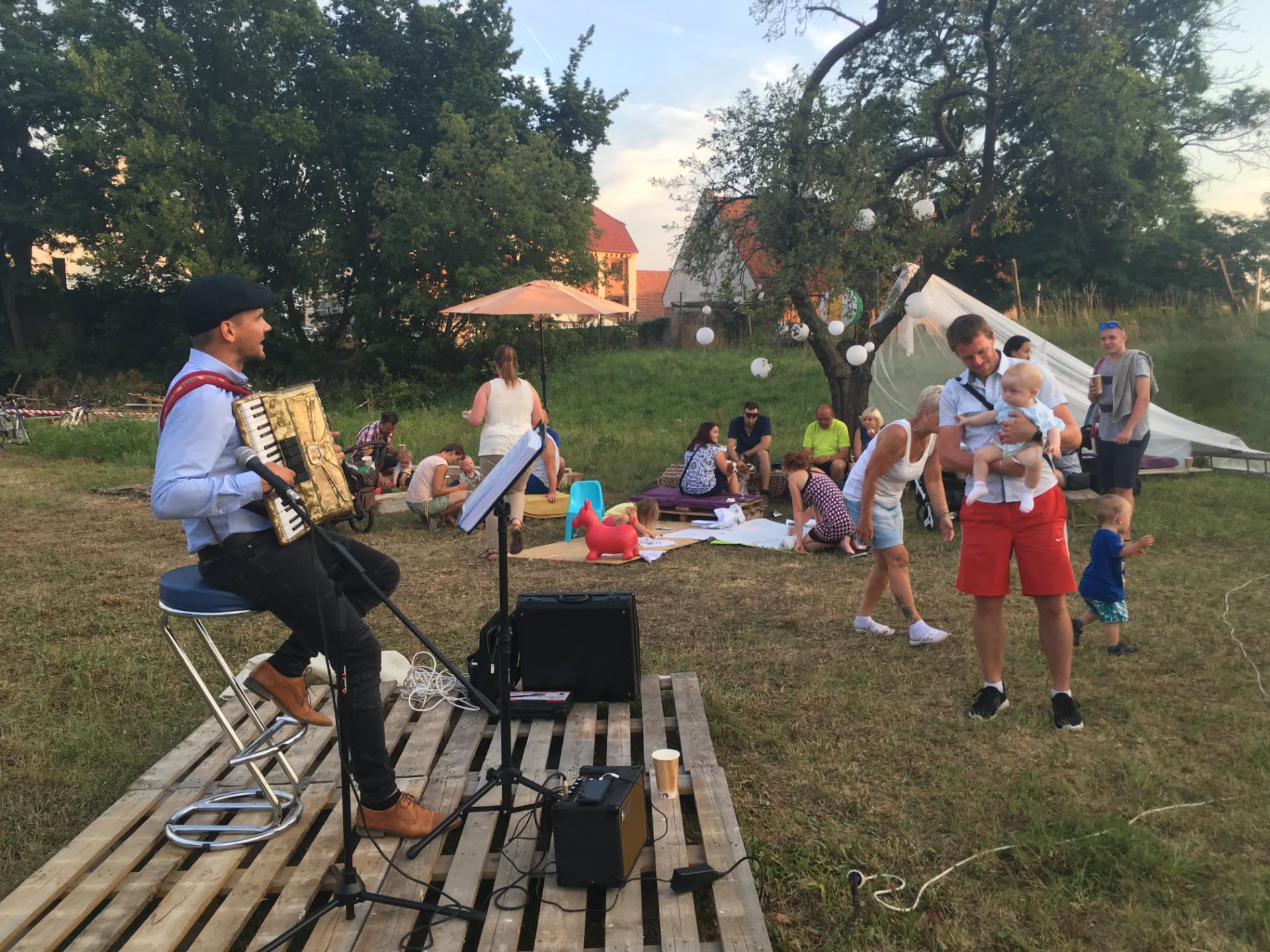 Komunitní kulturní setkání s tradiční živou hudbou ve Velkých Němčicích